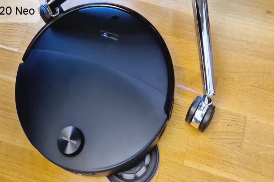 Roborock Saros 20 Neo mit ausgefahrener Seitenbürste in einer Zimmerecke